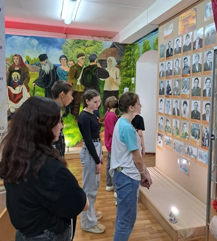 В преддверии Дня Победы учащиеся МБОУ Поздеевской ОШ с советником по воспитанию Е.П. Домрачевой посетили Шарангскую центральную библиотеку и народный краеведческий музей.