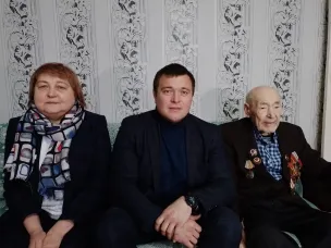 Петра Ивановича Лежнина- ветерана Великой Отечественной войны, с наступающим праздником Победы поздравили Глава местного самоуправления Дмитрий Олегович Ожиганов и руководитель Управления социальной защиты населения Татьяна Геннадьевна Кислицына.