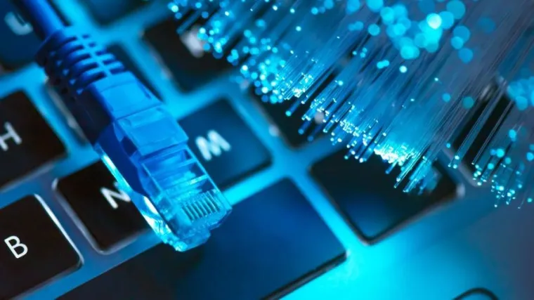 Минцифры России проводит комплекс мероприятий, направленных на обеспечение возможности фиксированного широкополосного доступа к информационно-телекоммуникационной сети «Интернет» домохозяйств, расположенных в малых населённых пунктах с численностью населения от 100 до 1 000 человек.